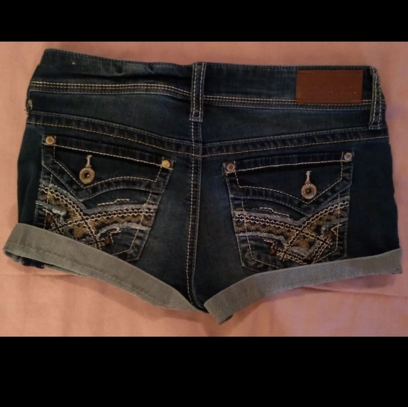 Body Central Women's Cuffed Denim Shorts NWOT - Picture 4 of 5